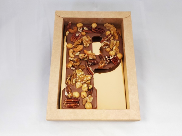 Grote melk chocolade letter P met noten