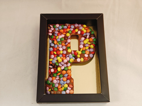 Grote melk chocolade letter P met smarties