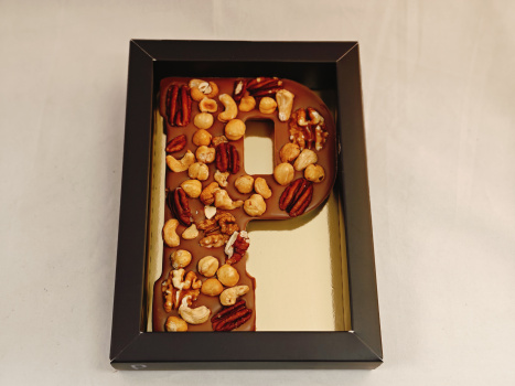 Grote melk chocolade letter P met noten